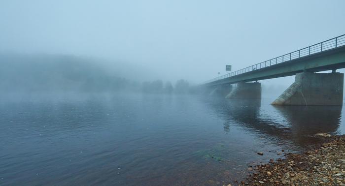 Sumua tai usvaa Inarijoella aamuyöllä.