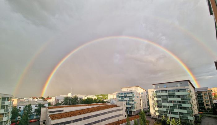 Maan eteläosassa on tullut lauantaiaamuna sade- ja ukkoskuuroja. Kuvassa upea kaksoissateenkaari.