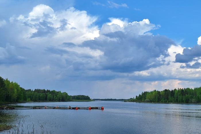 Ukkospilvi Oulujoella Vaalassa.