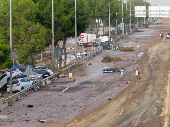 Valenciaan johtava A7-moottoritie oli tulvien jälkeen suljettu. Rikkoutuneita ajoneuvoja näkyi katukuvassa ja saarroksiin jääneitä ihmisiä autettiin pois paikalta.