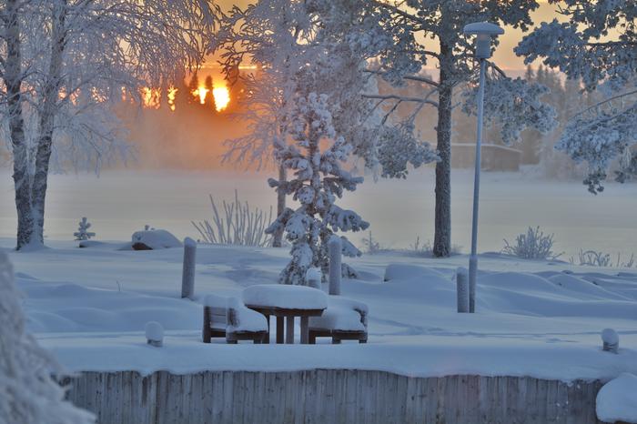 Pakkasta 18 astetta ja aurinko laskee.