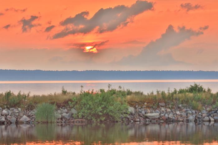 Aurinko laskee Oulujärvellä.