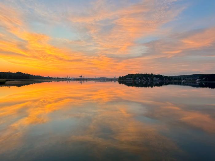 Lämpöennätyspäivän aamun kaunis auringonnousu Turun Ruissalossa.