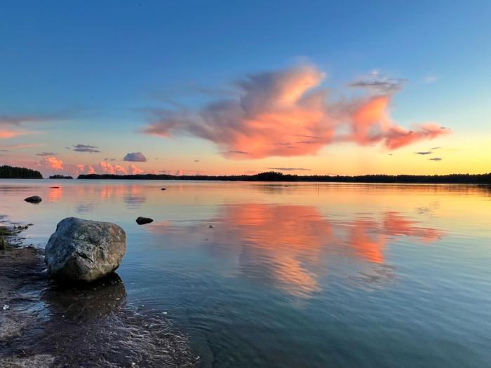 Pilvien heijastus auringonlaskussa.