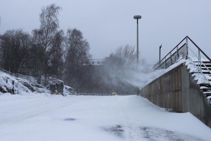 Tuuli pöllyttää lumikinoksia lumimyrskyssä