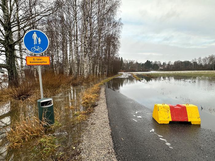 Runsaat vesisateet ja lumen nopea sulaminen voivat aiheuttaa jokien ja ojien tulvimista.