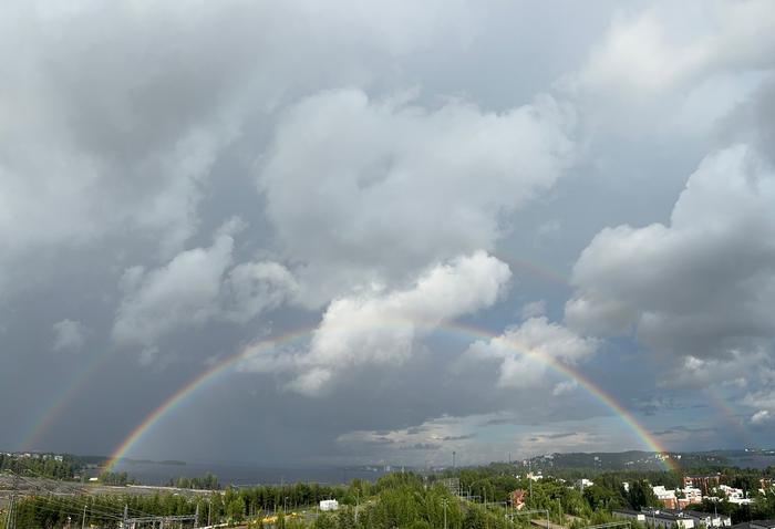 Tuplasateenkaari Tampereen yllä.