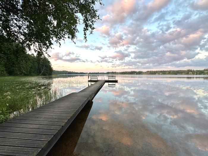 Varhainen heinäkuun aamu järven rannalla.