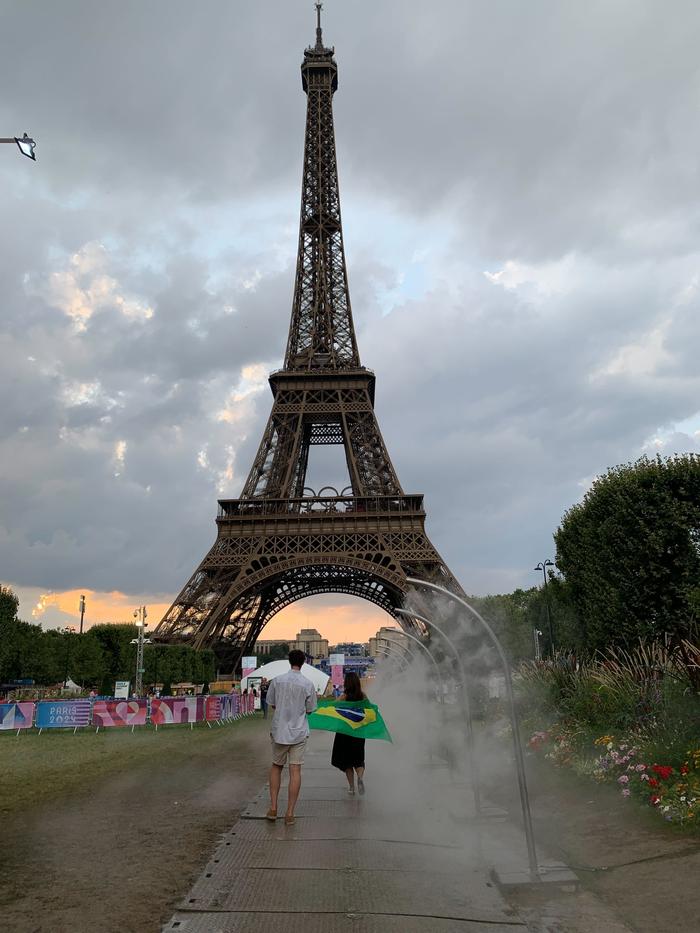 Eiffel-tornin lähellä oli viilentäviä vesisuihkuja Pariisin olympialaisissa.