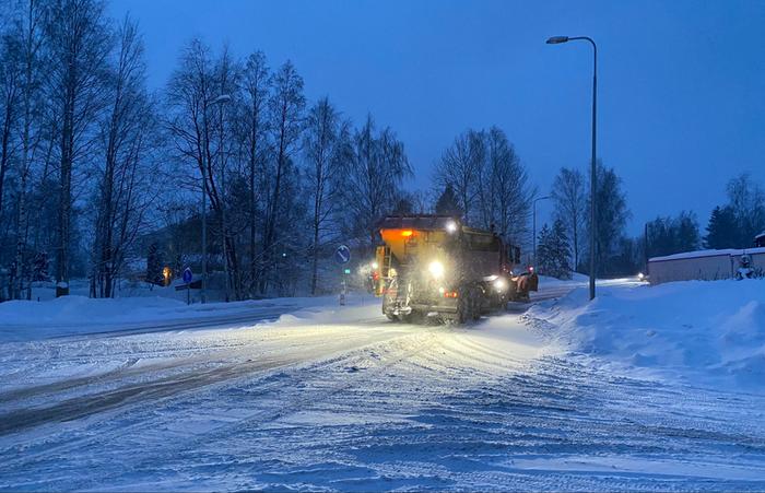 Aura-auto oli liikenteessä lumisateessa.