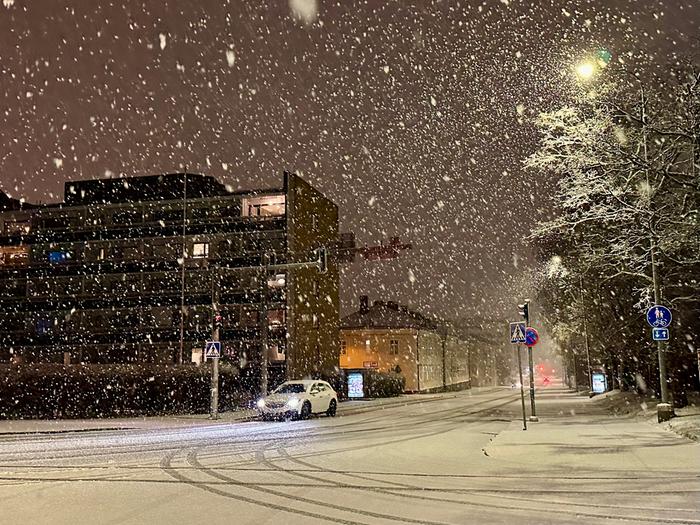 Lumisade huononsi ajokeliä Vaasassa 1. marraskuuta 2024.