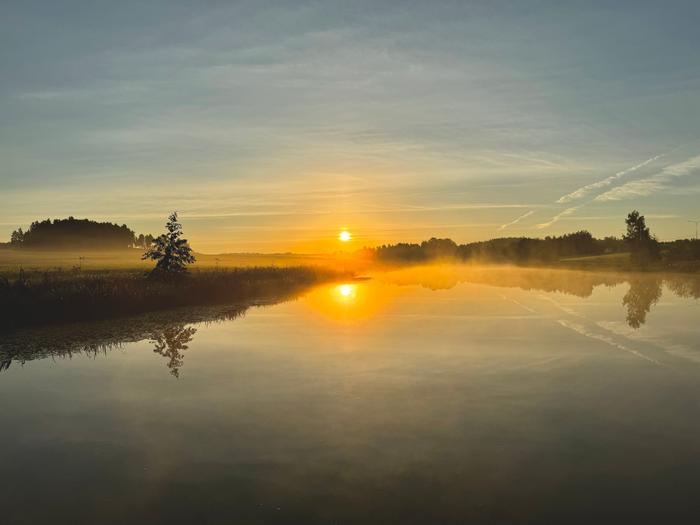 Elokuinen auringonnousu Aurajoella.