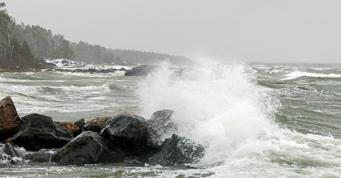 Jari-myrskyn rippeisiin liittyvää tuulta, lumipyryä ja aallokkoa länsirannikolla.