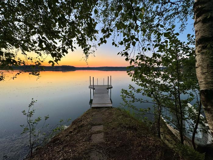 Kesäyön tyyni järvi.