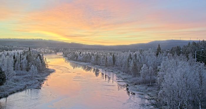 Lokakuinen pakkasaamu Muoniossa.