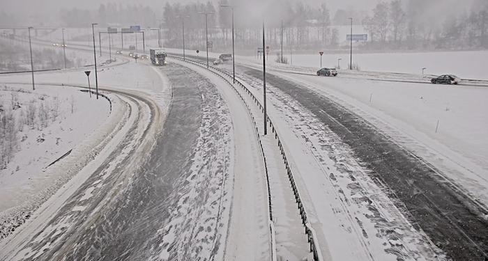 Lumisade ja pöllyävä lumi heikensivät ajokeliä Mikkelissä 7. tammikuuta 2025.