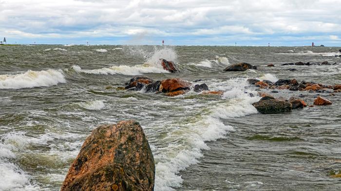 Aallot lyövät rantaan Pyhärannassa.