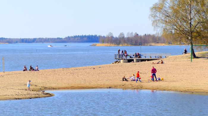 Aurinko houkutti rannalle toukokuussa 2018 Vaasassa.