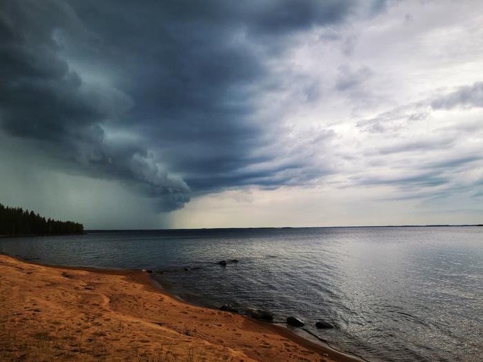 Sadekuuro lähestyy Oulujärveä.