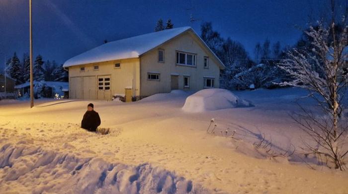 Merikarvialla satoi 8. tammikuuta vuonna 2016 peräti 72 cm lunta vuorokaudessa, mikä on Suomen lumikertymäennätys. Rannikkokonvergenssi voimisti lumisadetta länsirannikon tuntumassa.