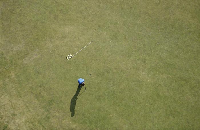Aurinkoisena päivänä golfpelaajan tulee huolehtia nesteytyksestä ja varjopaikoista.