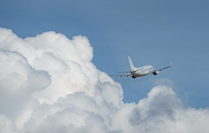 Lentokone kumpupilven äärellä. Lentoreittejä pyritään optimoimaan siten, että ne välttäisivät turbulenssin. Sitä esiintyy erityisesti kuuropilvien äärellä.