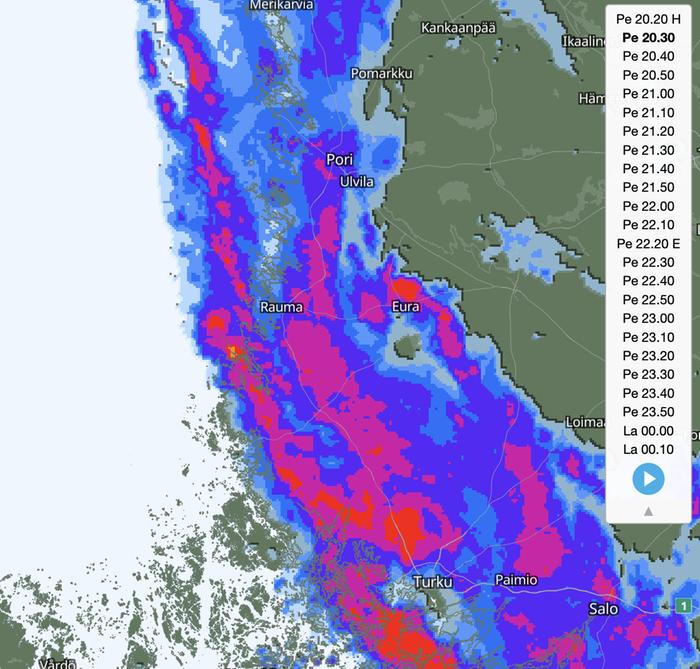 Länsirannikolle ajautuneet kuuroittaisen sateen nauhat saattoivat paikallisesti voimistaa tuulia.