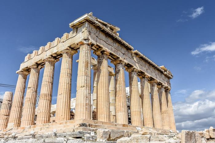 Akropolis-kukkula Ateenassa on suosittu turistinähtävyys.