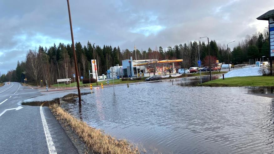 Tulvavedet ovat katkaisseet teitä ja kastelleet rakennuksia – Raumalla koulu saarroksissa tulvan keskellä