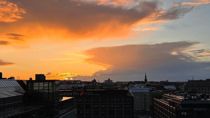 Kuuropilvi auringonlaskussa.