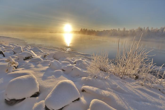 Hieman haihtumissumua Oulujoella kylmässä pakkasilmassa.