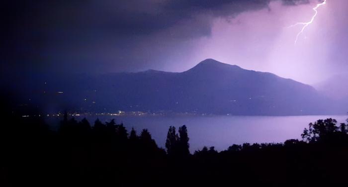 Salamanisku Garda-järven ympäristöön syntyneessä ukkosmyräkässä. Pohjois-Italia on Euroopan vilkkainta salamointialuetta.