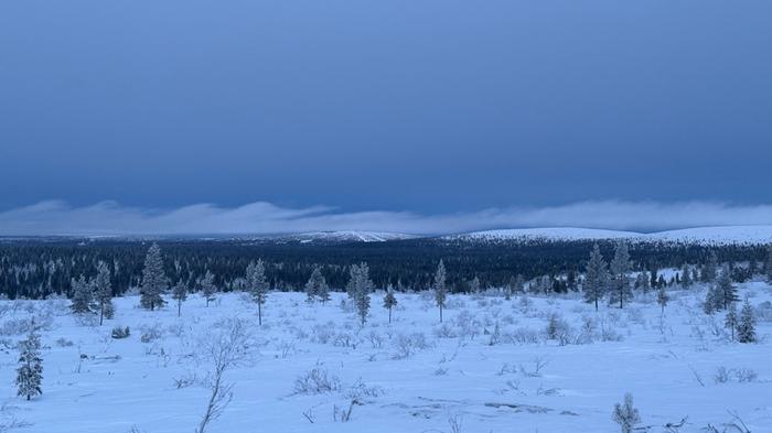 Kaamoksen aikaan aurinko ei nouse, mutta keskellä päivää ei silti ole pimeää.