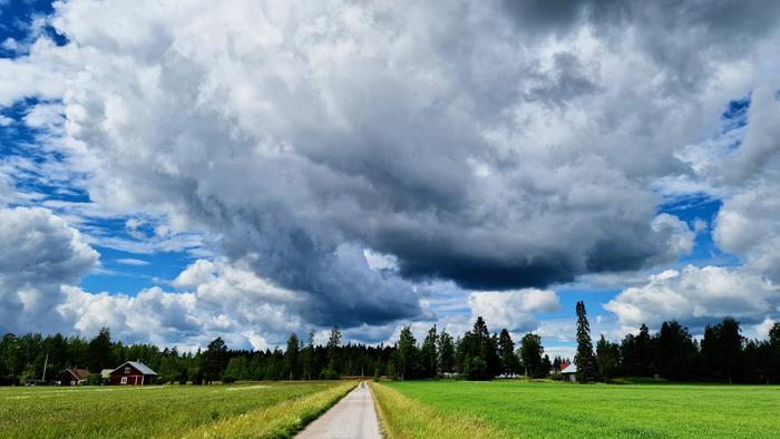 Kuuropilviä kehittyy yleensä eniten iltapäivisin, ja illan aikana sateet hiipuvat.