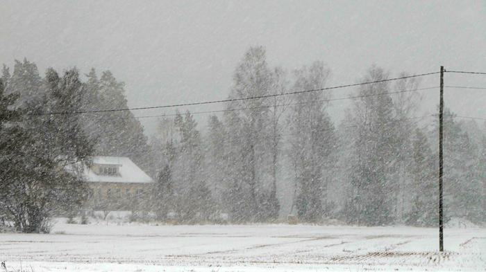 Sakea lumisade voi heikentää näkyvyyttä.