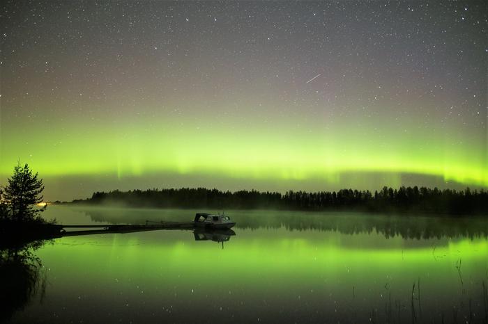 Aamuyön tunteina Oulujokeen heijastuvia revontulia.