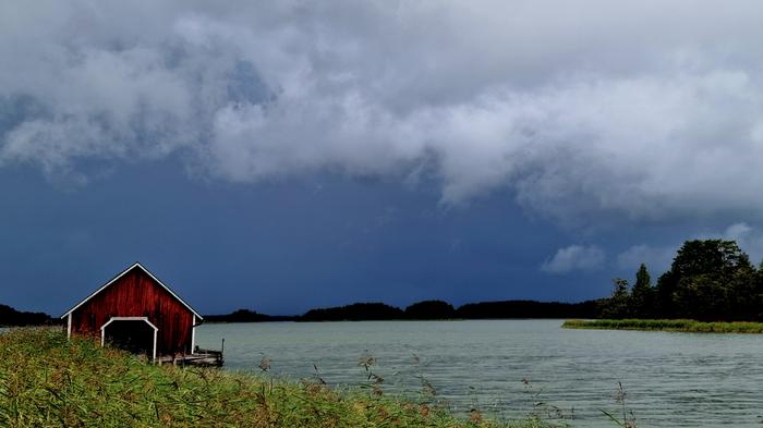 Synkät kuuropilvet uhkaavat horistontissa.