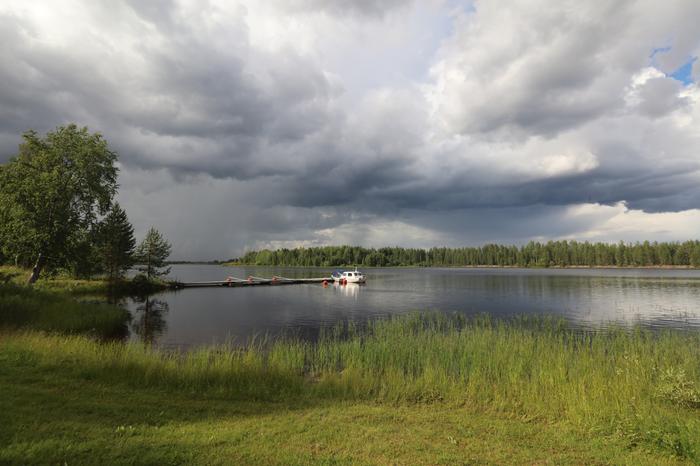 Sadekuuropäivänä kannattaa tarkistaa ennusteet ja sadetutka ennen vesille lähtöä.