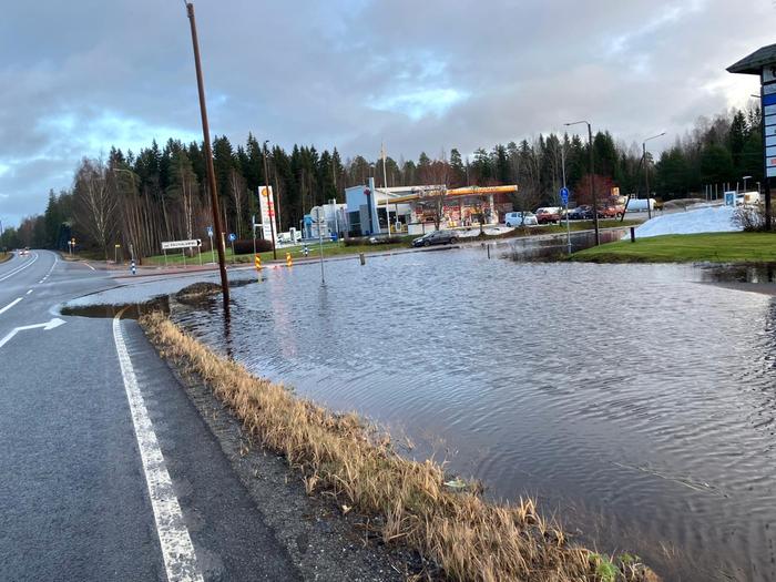 Vesi nousi tielle Porin Noormarkussa Rauhalammintien ja Parkanontien risteyksessä.