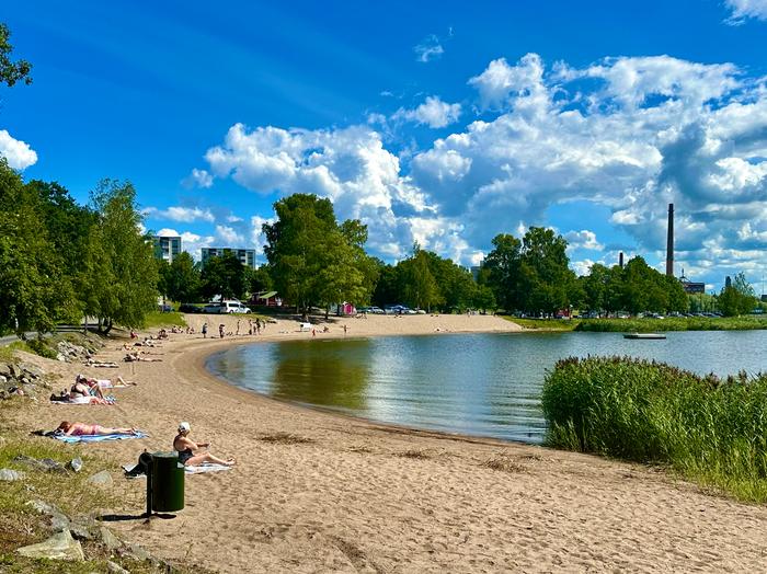 Aurinkoisena päivänä rannalla kannattaa muistaa suojautuminen UV-säteilyltä.