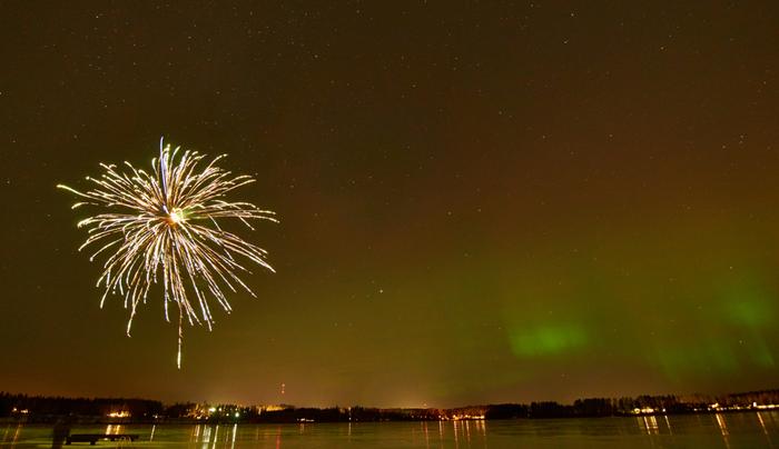 Vuosi vaihtui monin paikoin pilvisessä säässä, mutta selkeillä alueilla taivaalla loistivat revontulet.