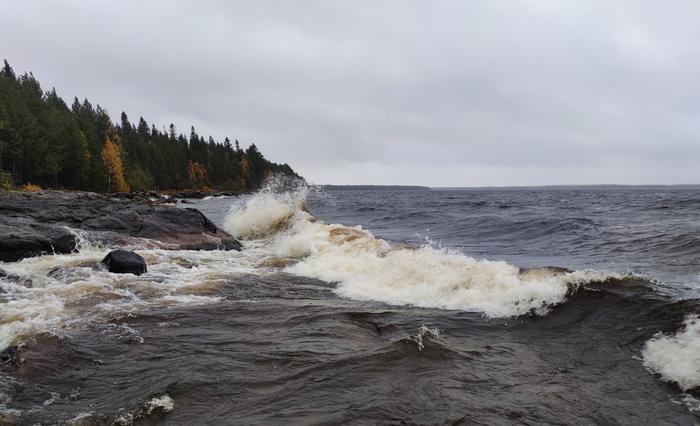 Suurilla järvenselillä, kuten Oulujärvellä, aallokko kasvaa helposti tuulisella säällä.