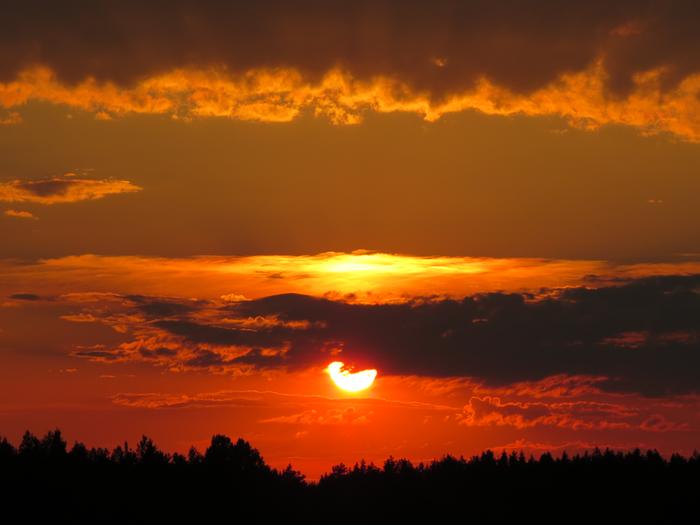 Auringonlasku näyttää punaiselta valon siroamisen vuoksi.