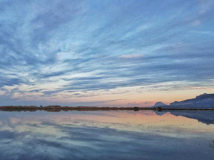 Ylä- ja keskipilviä iltataivaalla auringonlaskun jälkeen